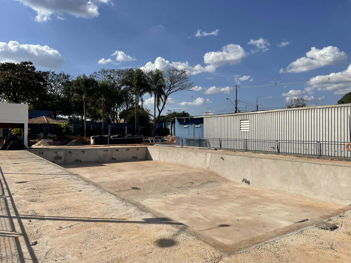 Piscina do Centro de Lazer em Cordeirópolis recebe manta impermeabilizante 