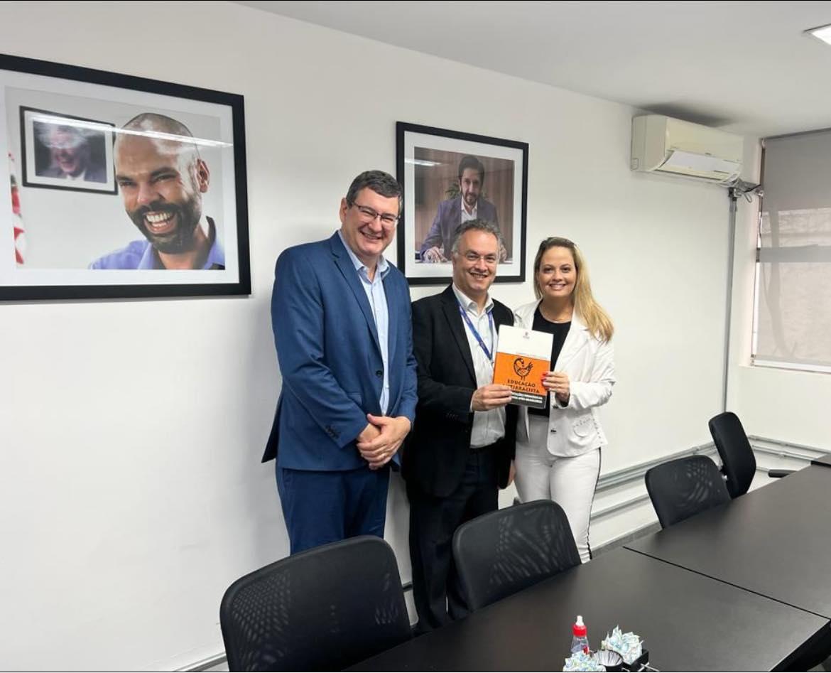 Secretária de Educação recebe material para fortalecer práticas de educação antirracista no currículo das escolas municipais