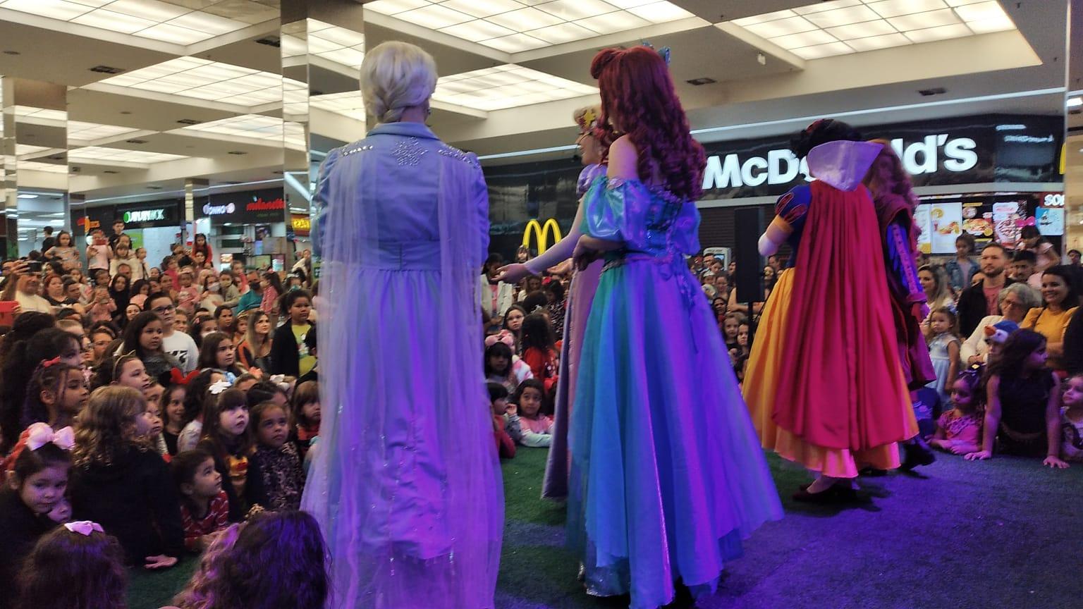 Princesas são atração para a criançada no Pátio Limeira Shopping neste sábado