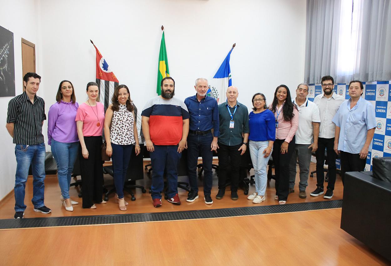 Prefeito de Limeira recebe novos servidores para conversar