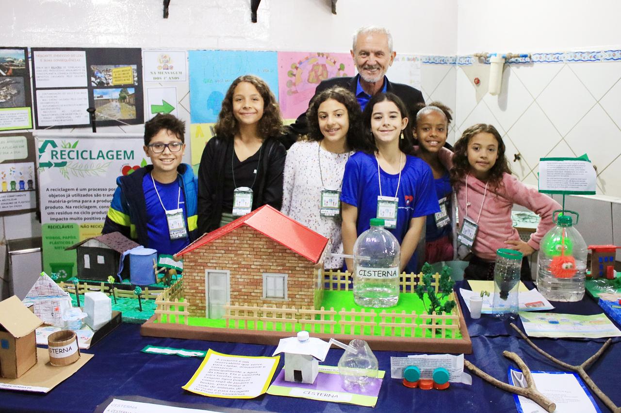 Prefeito de Limeira visita Feira do Conhecimento na escola “Lucca Moore”