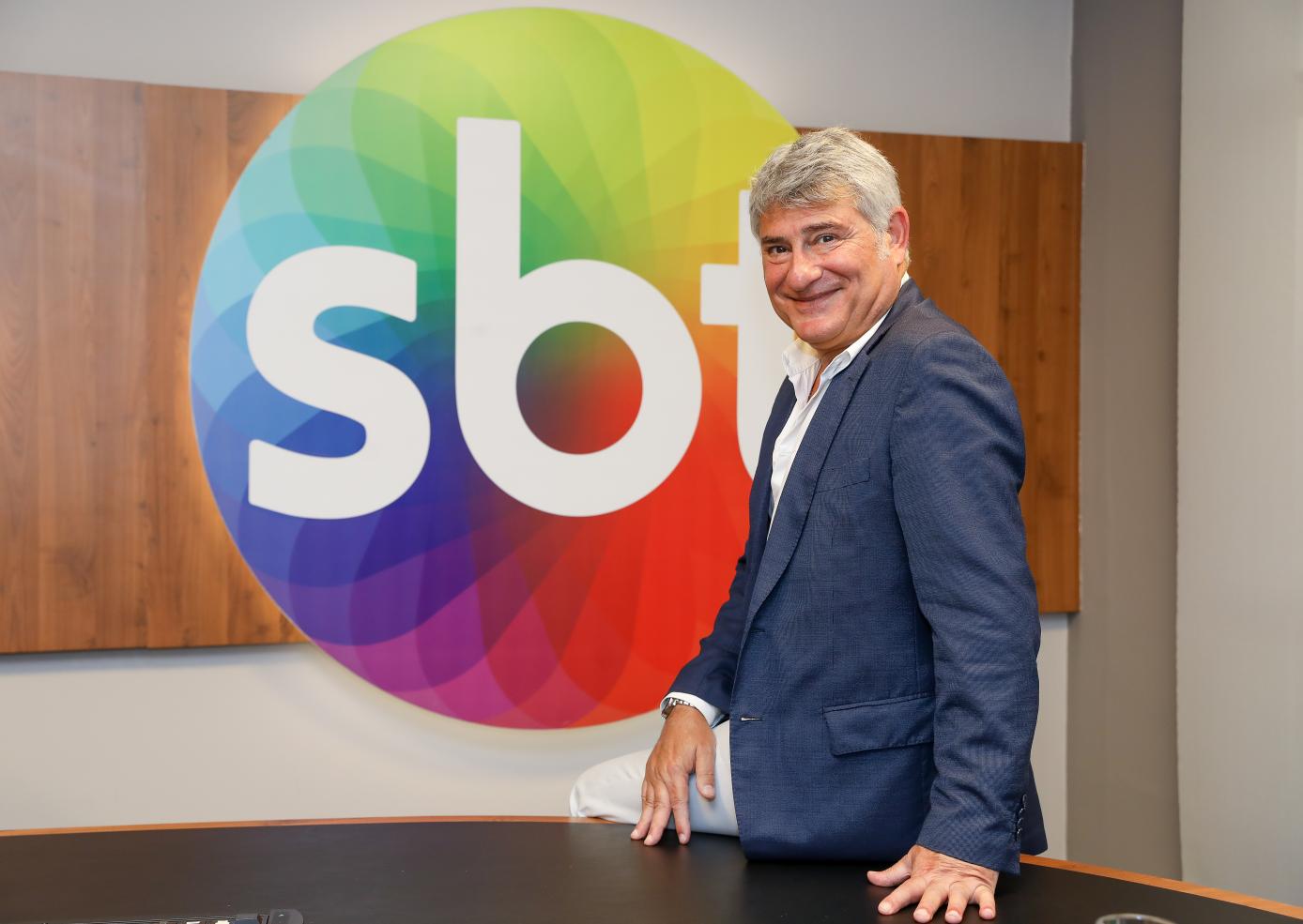 Cleber Machado assina contrato com o SBT