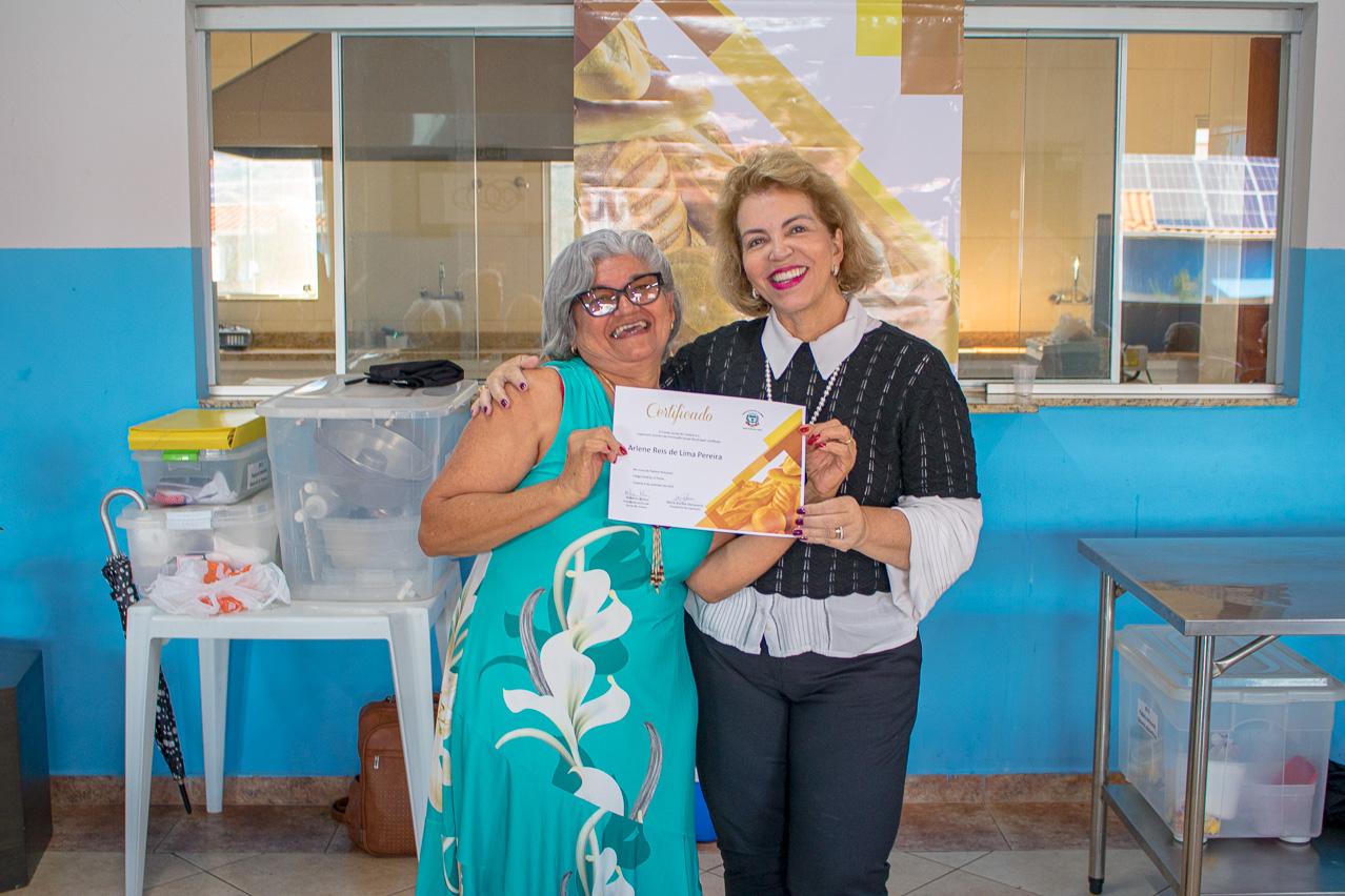 Primeira-dama de Limeira entrega certificados a participantes do curso Padaria Artesanal