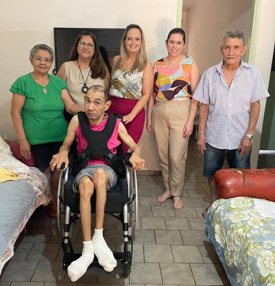 Fundo Social de Cordeirópolis entrega cadeira de rodas adaptada para Eduardo Dias