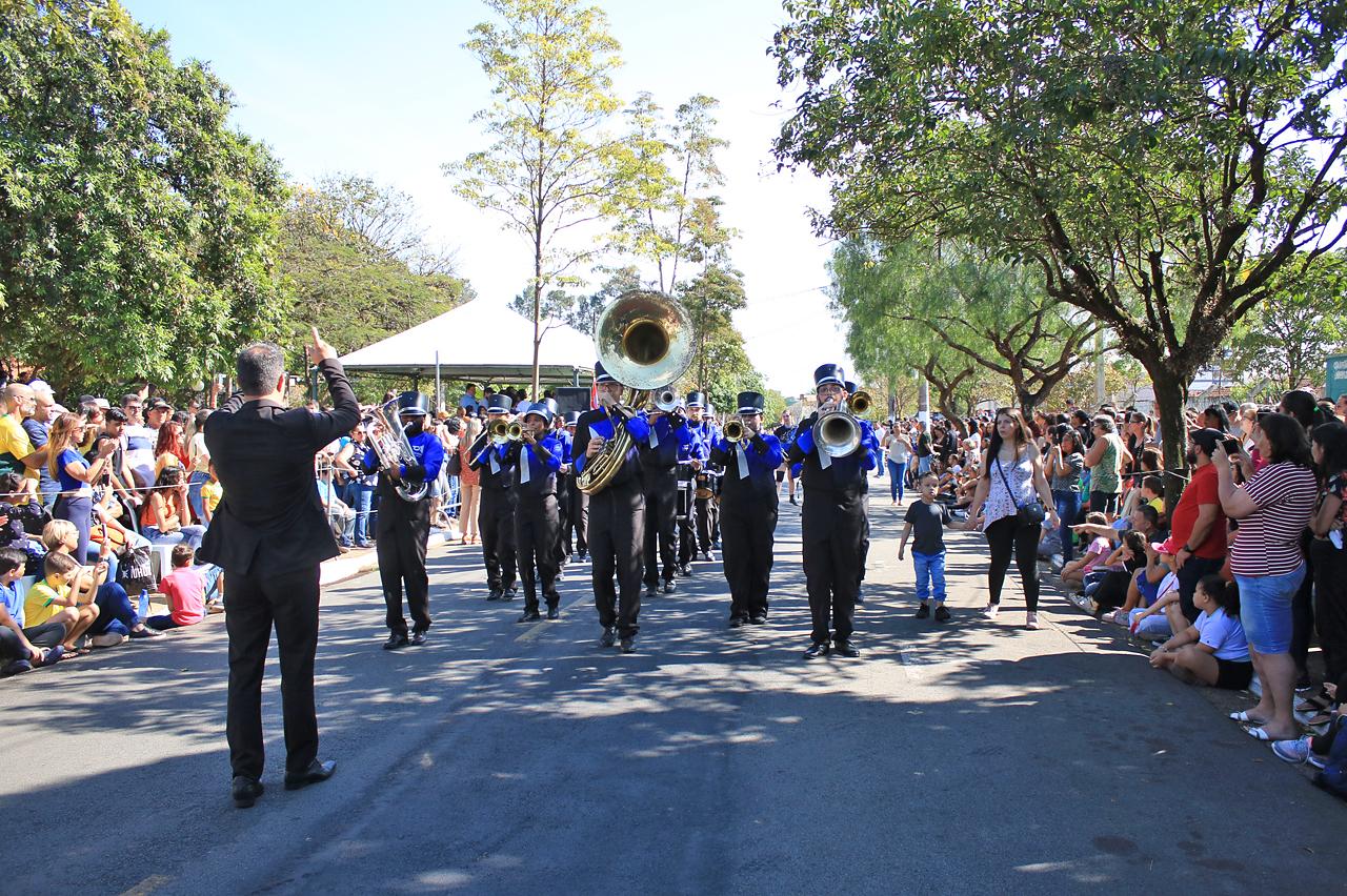 Desfile de 7 de Setembro reúne famílias no Parque Cidade em Limeira