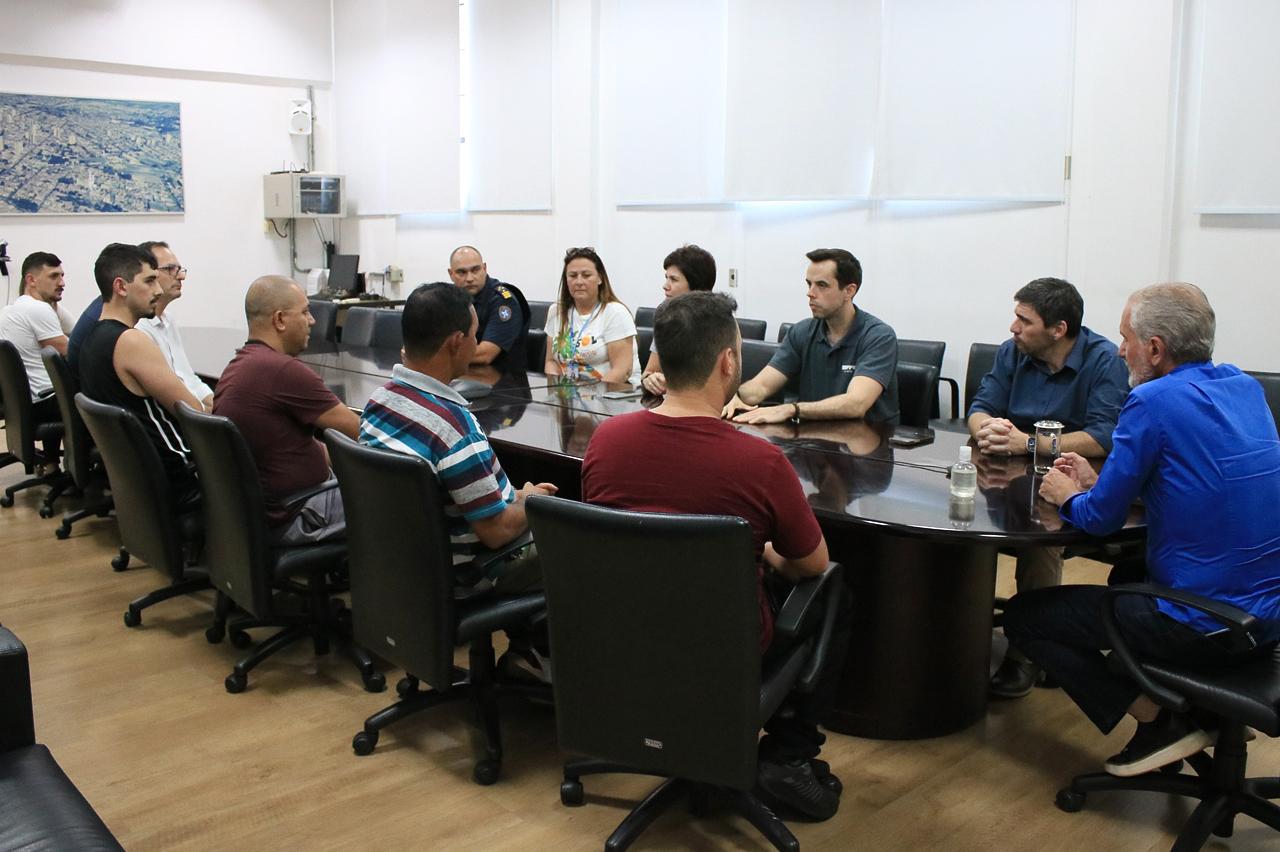 Motociclistas ganham capacetes em evento na prefeitura de Limeira