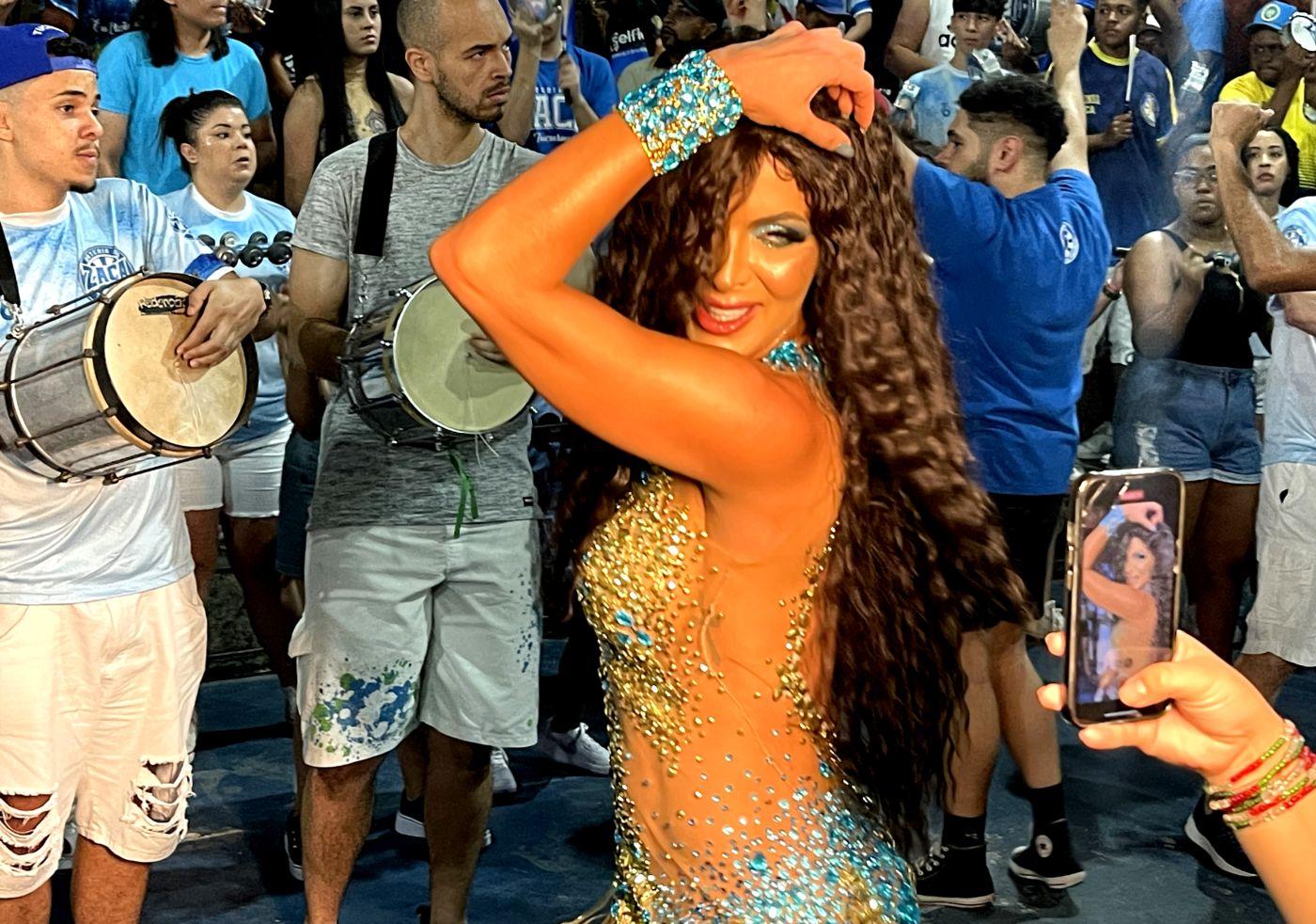 Apresentadora Carla Prata abusa da transparência pra cair no samba