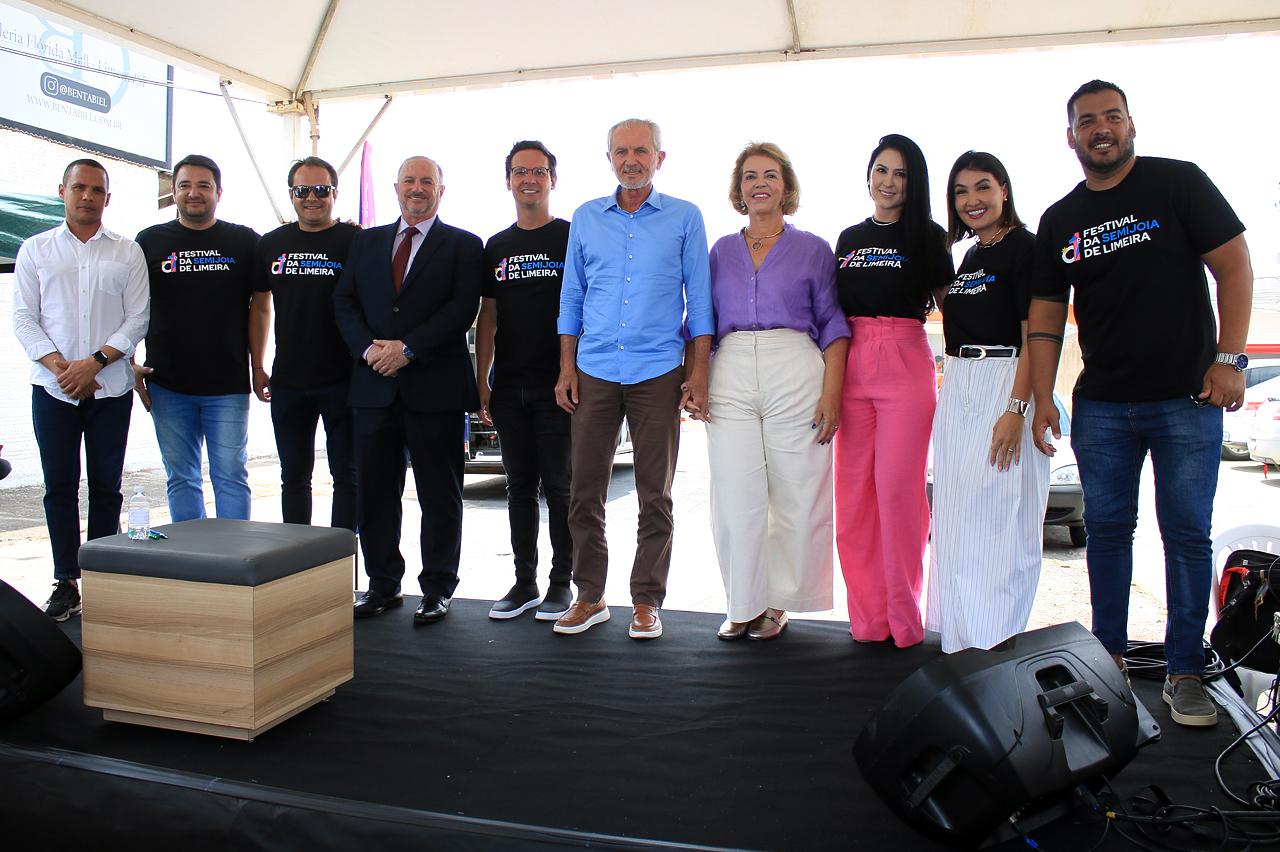 Prefeito e primeira-dama de Limeira participam da abertura do Festival da Semijoia