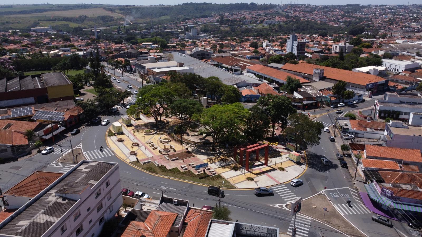 Decreto de Botion autoriza mesas e cadeiras na Praça Maria Buzolin em Limeira
