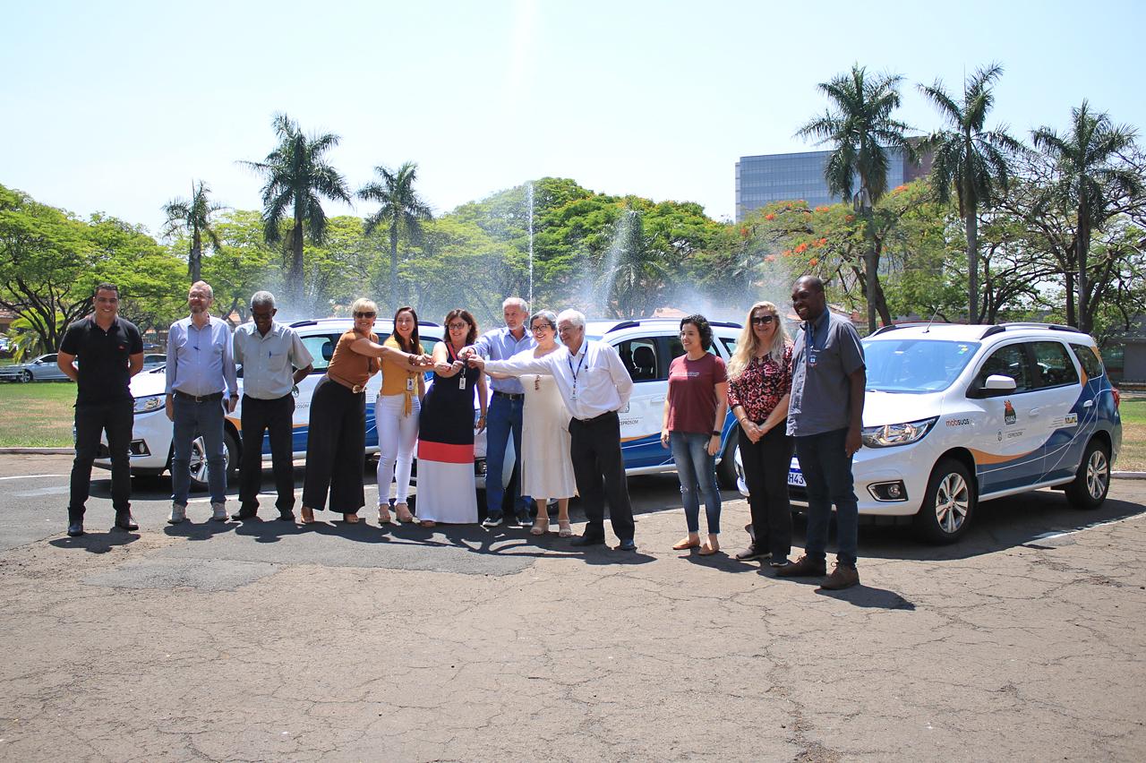 Botion entrega três veículos à assistência social e amplia renovação de frota