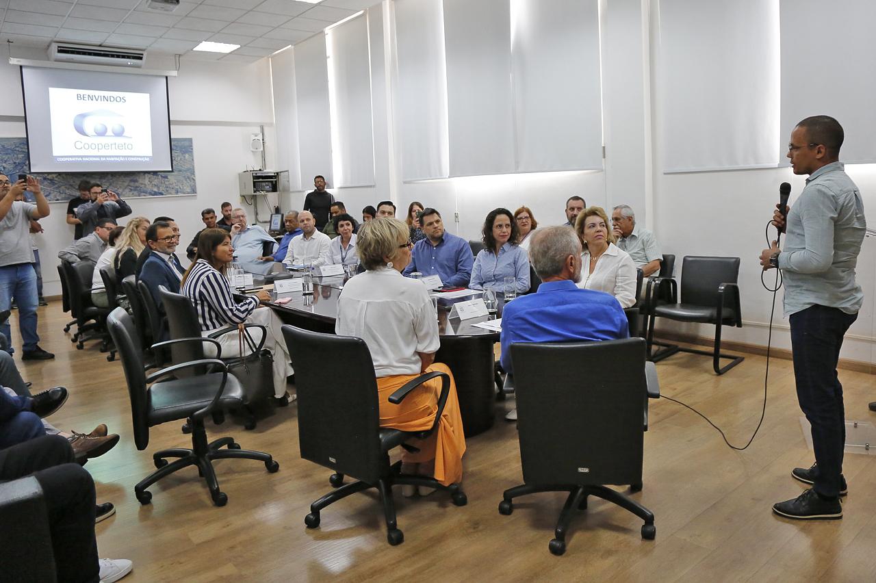 Botion e secretária anunciam oportunidades de novas moradias para 3,7 mil famílias