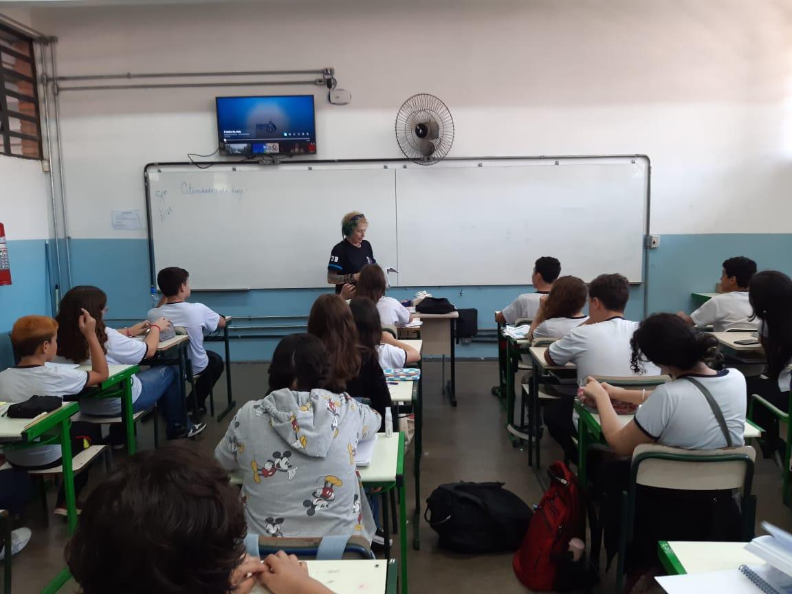 Professor dando aula de geografia em sala de aula