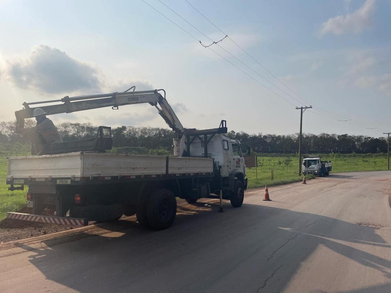 Estrada Carmelo Fior recebe novos postes de energia e lâmpadas de led