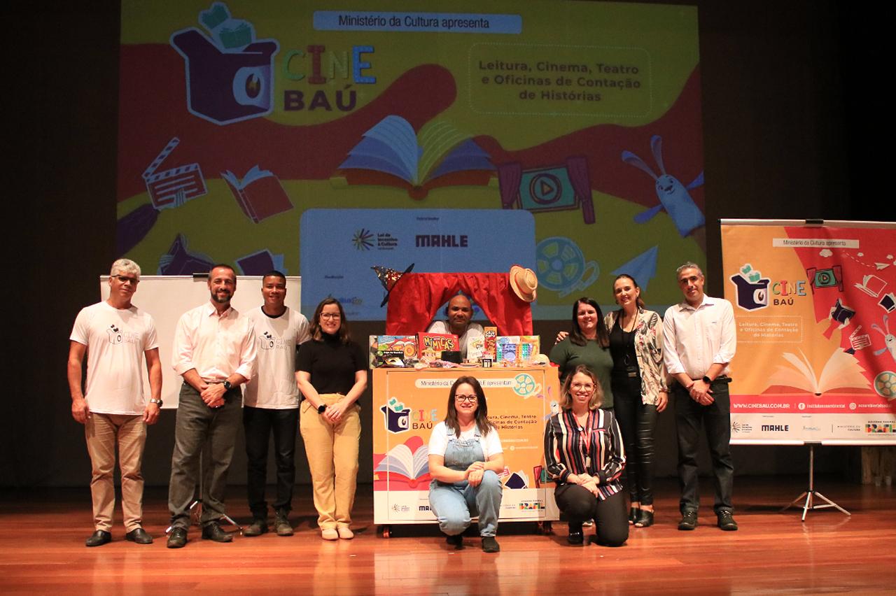 Secretaria da Educação de Limeira recebe equipamento de som e projeção da empresa Mahle