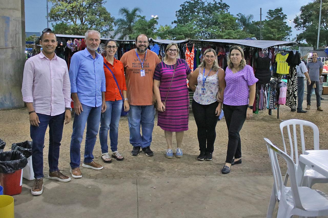 Projeto de feira livre noturna estreia com otimismo no Parque Cidade em Limeira