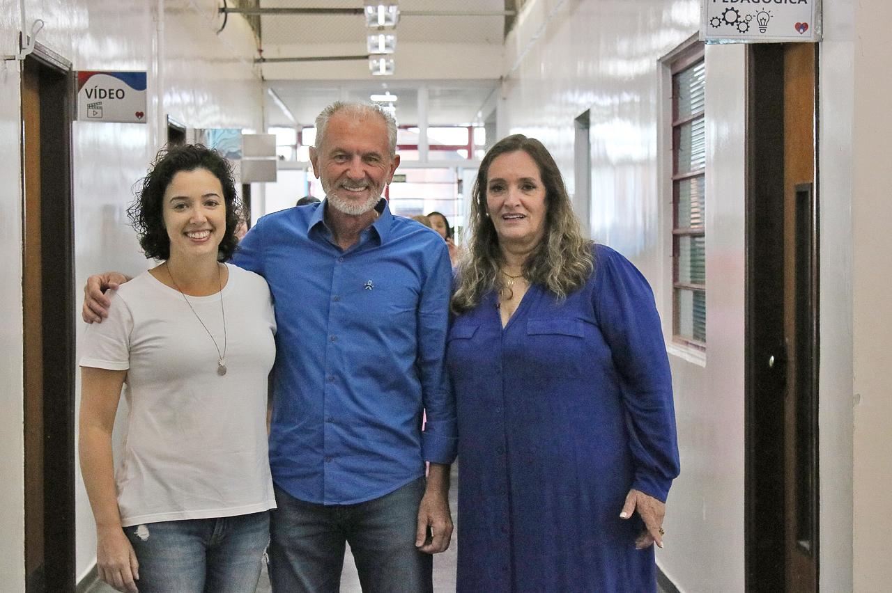 Alunos da escola Lucca Moore recebem Botion e a vereadora Mariana Calsa
