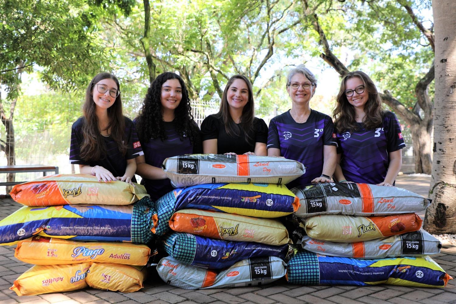 Trabalho de alunas do Sesi Limeira arrecada 1 tonelada de ração para cães e gatos
