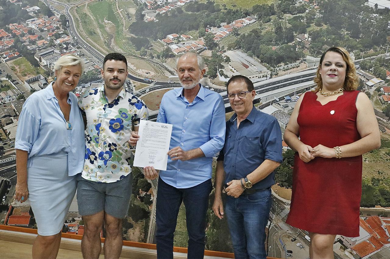 Botion e artistas assinam termos para repasse de R$ 2,4 milhões à cultura em Limeira