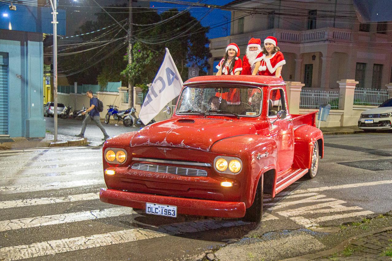Praça iluminada e chegada do Papai Noel abrem Natal em Limeira