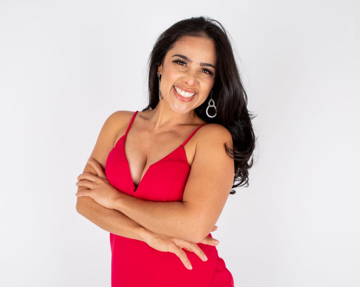 Cantora Micarla ganha destaque nas redes sociais interpretando sucessos da música sertaneja