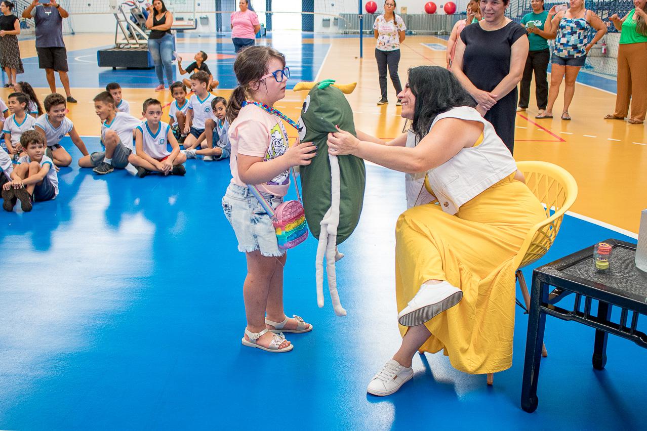 Evento de entrega de livro promove tarde de diversão a estudantes de Limeira