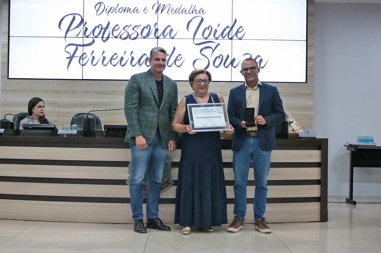 Câmara de Limeira faz homenagem a 19 professoras aposentadas 