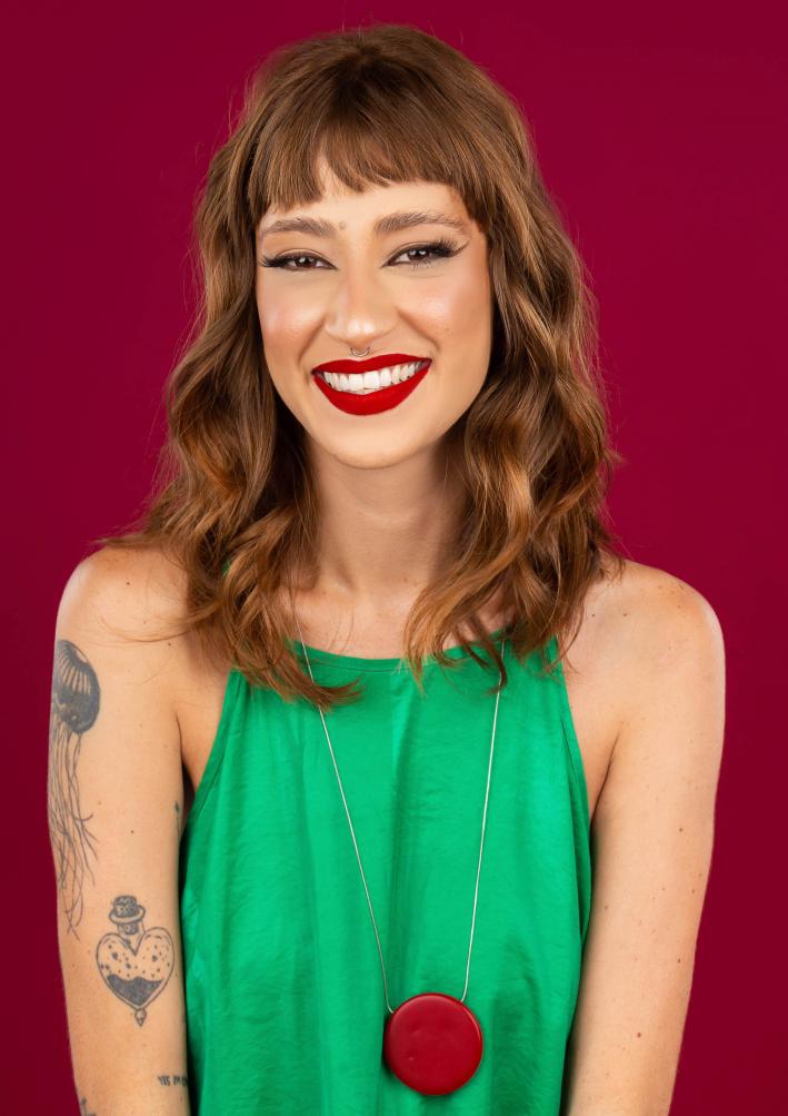 Aprenda a fazer uma maquiagem de Natal clássica e fácil