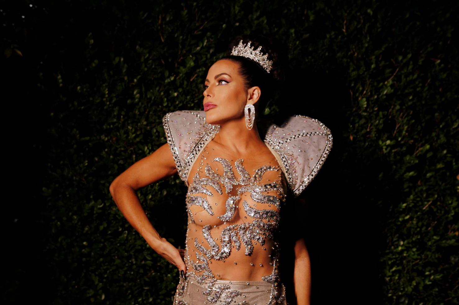 Carla Prata participa da Festa da Bateria da Acadêmicos do Tucuruvi com look exclusivo inspirado em Beyoncé