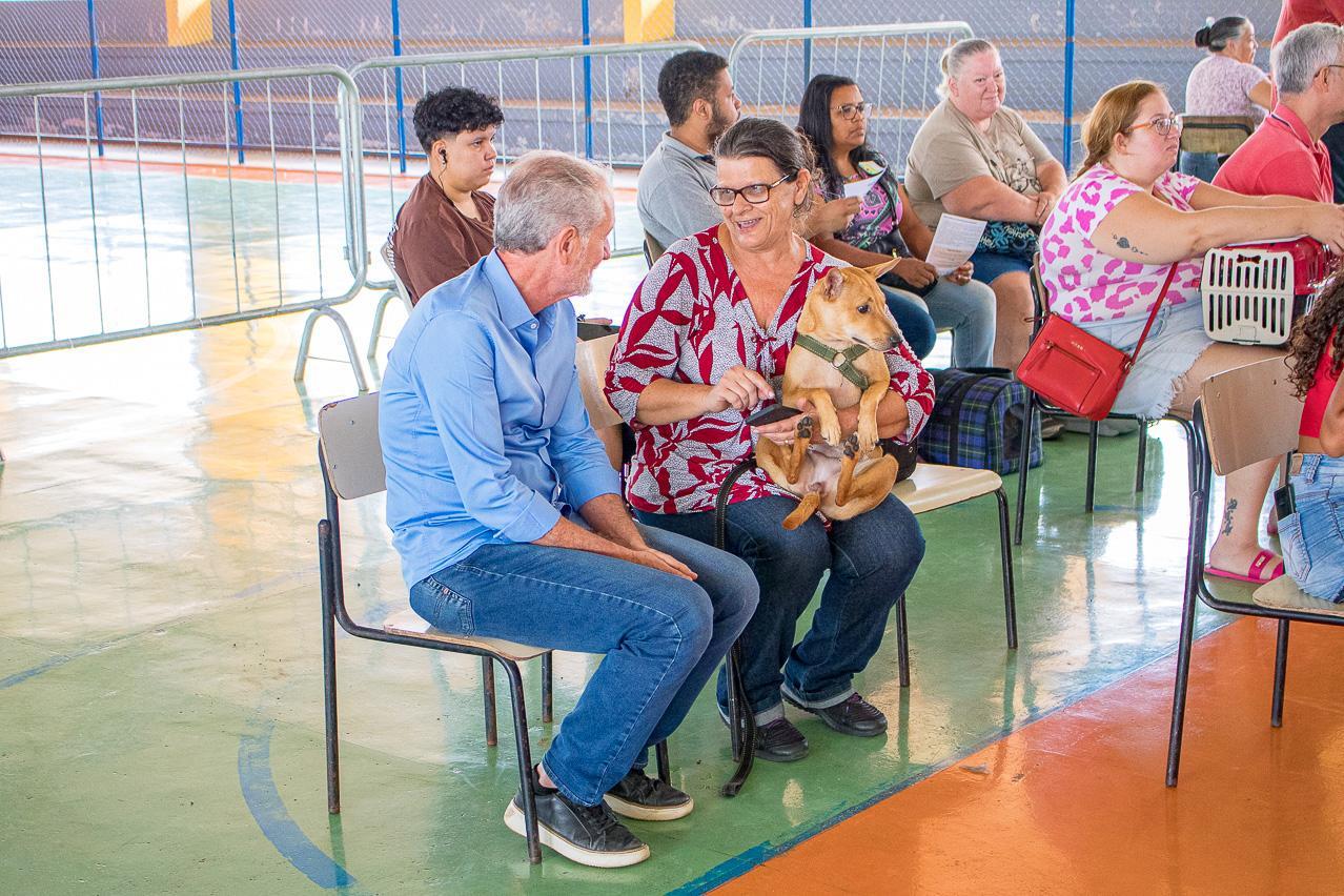 Castra + totaliza mais de 6 mil procedimentos em edição do Prefeito no Bairro 