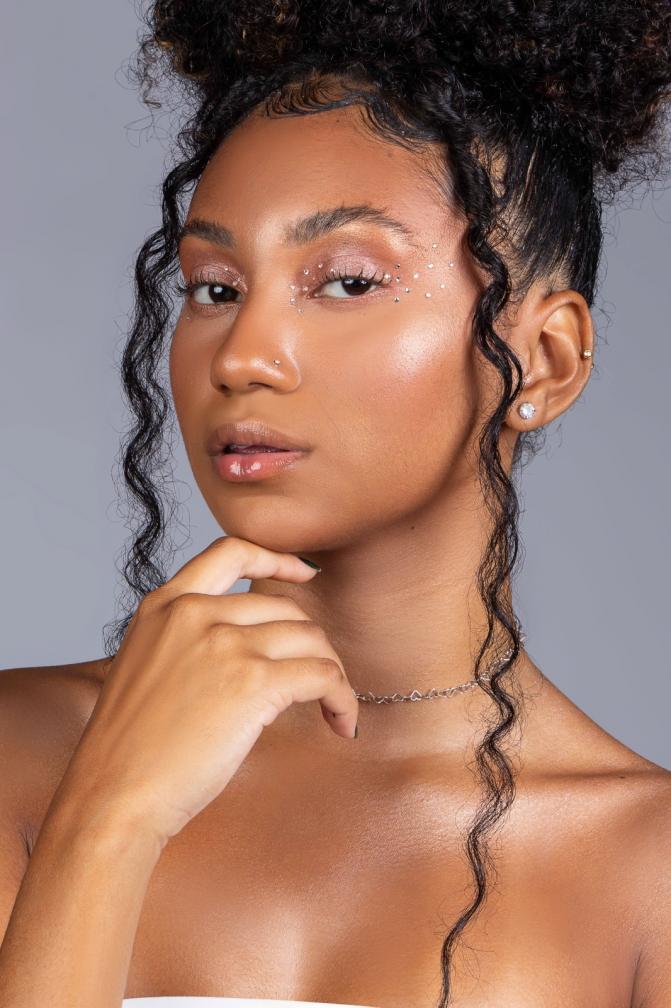 Aprenda a fazer maquiagem com strass para o Réveillon