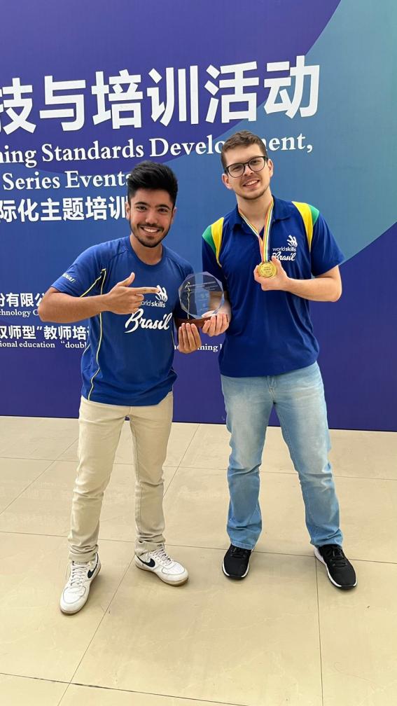 Limeirense leva ouro pelo Brasil em competição de Tecnologia Optoeletrônica na China