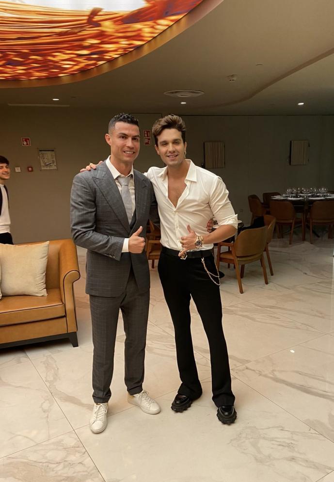 Luan Santana celebra encontro com Cristiano Ronaldo em Portugal, música mais tocada  e se prepara para estrear agenda de shows de 2024 no Brasil