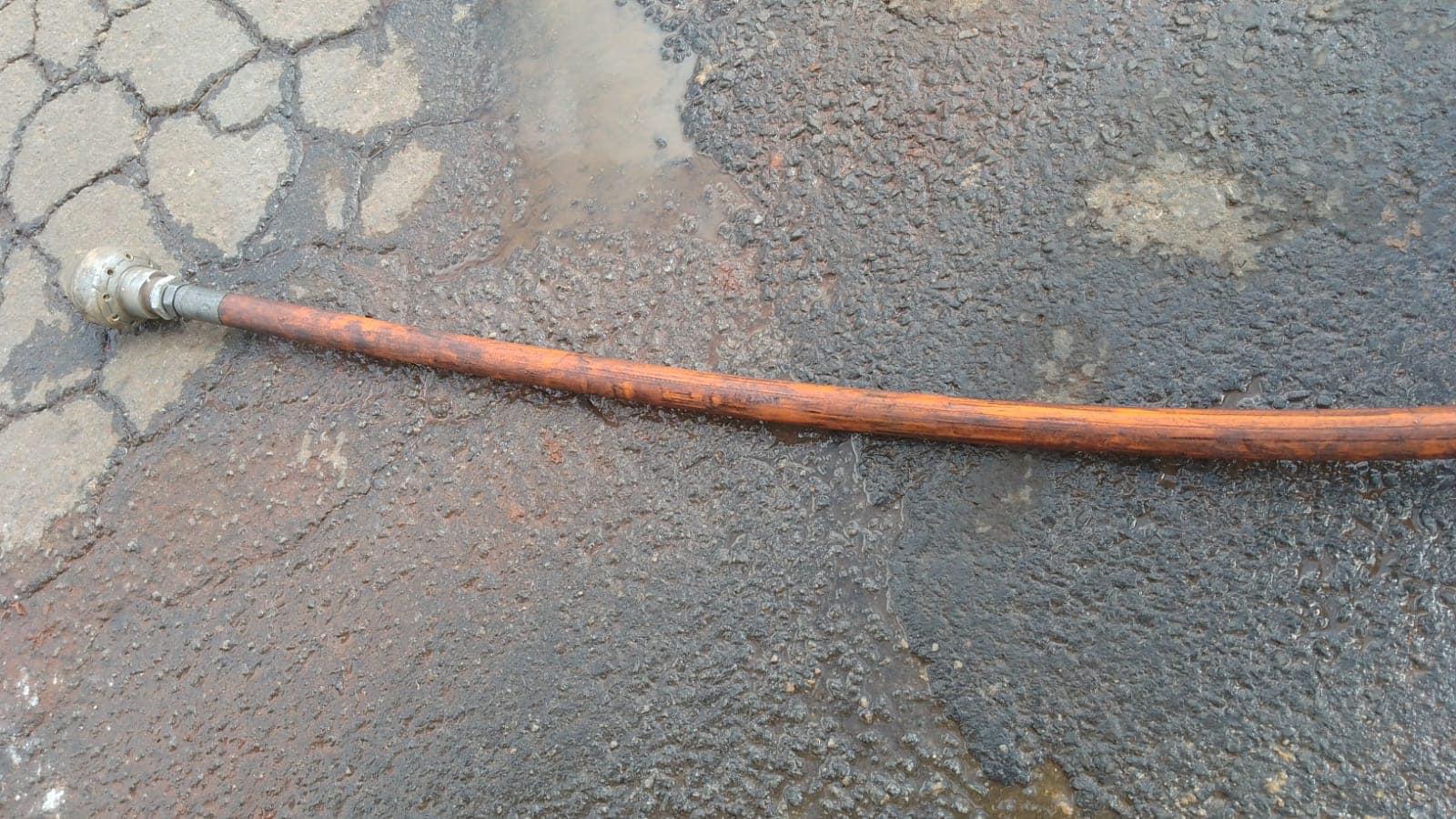 Fiscalização Identifica Acúmulo Ilegal de Óleo de Motor em Poço de Visita do Jardim Cordeiro