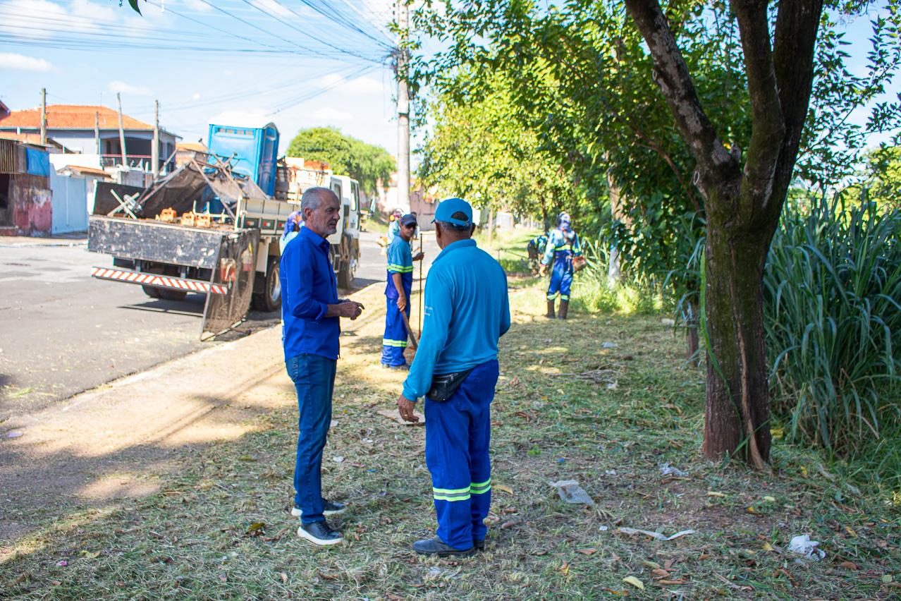 Botion destaca que equipes de zeladoria seguem nas ruas para serviço de capinação