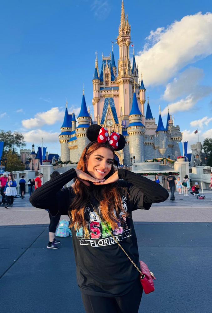 Key Alves comemora aniversário de 24 anos na Disney