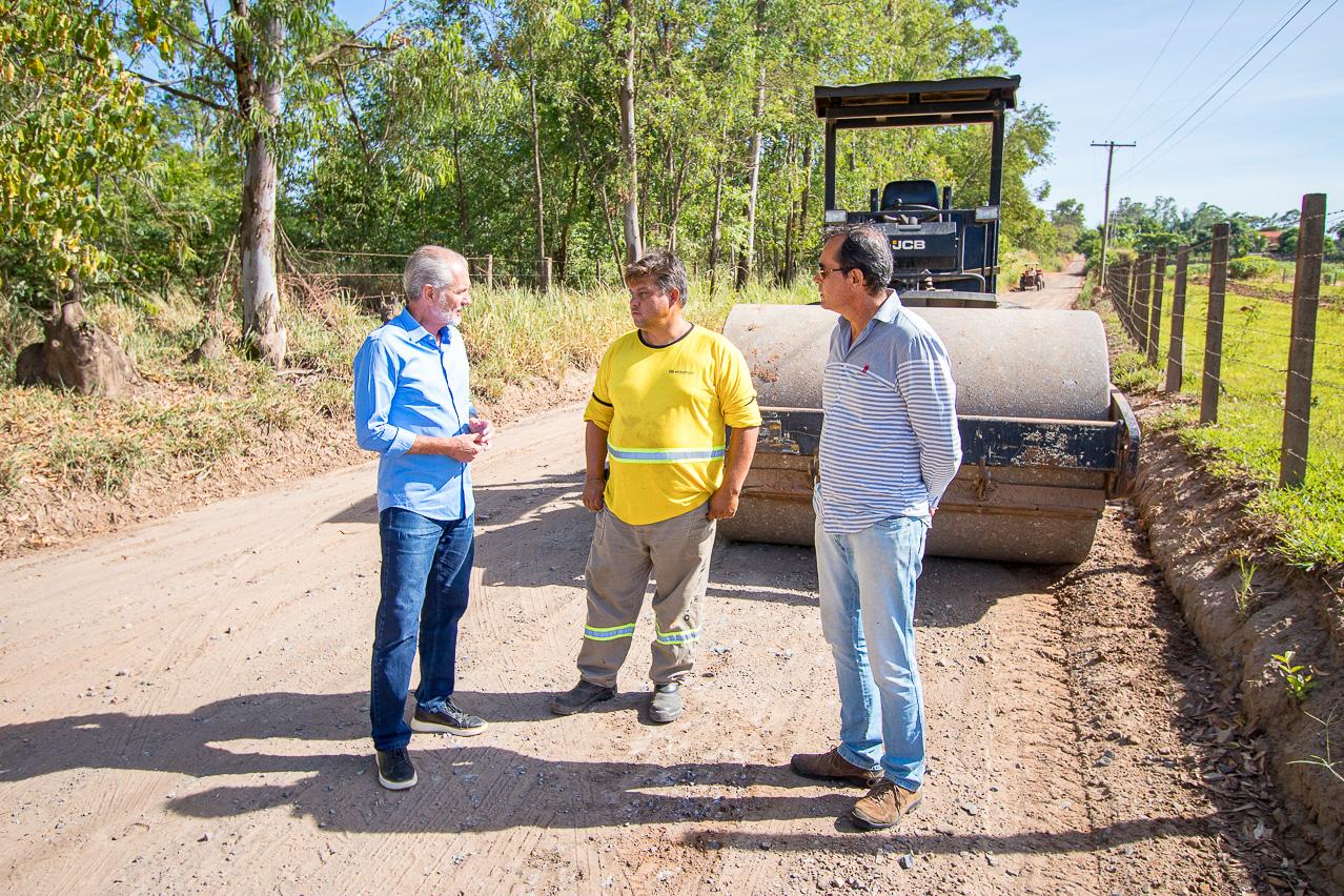 Botion acompanha manutenção na Estrada da Balsa e reforça que via será pavimentada