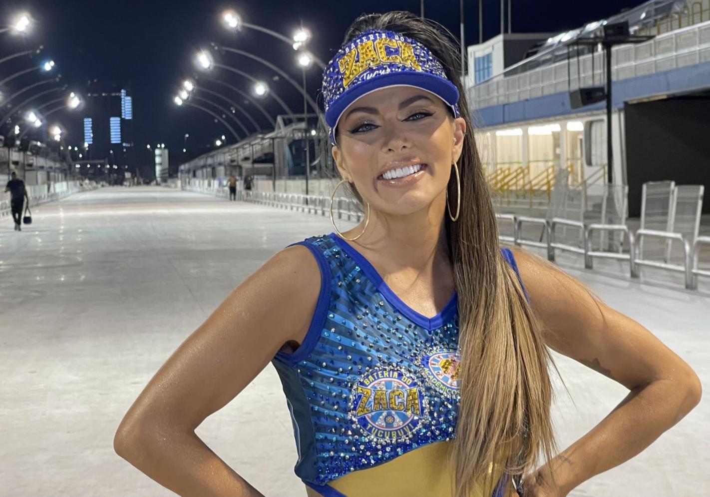 Carla Prata posa apaixonada em ensaio de carnaval no Sambódromo do Anhembi e exibe aliança de noivado