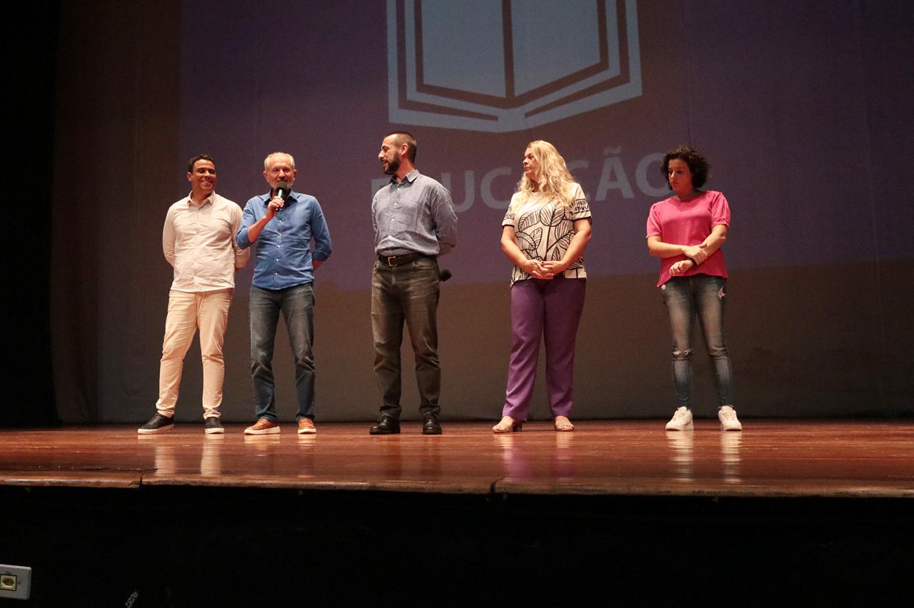 Monitores recebem certificados após formação com foco na educação especial