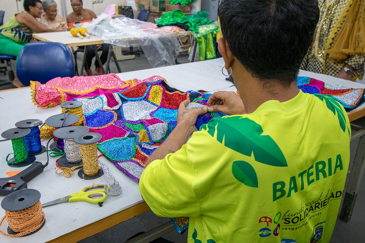 Unidos da Terceira Idade finaliza confecção de fantasias e adereços