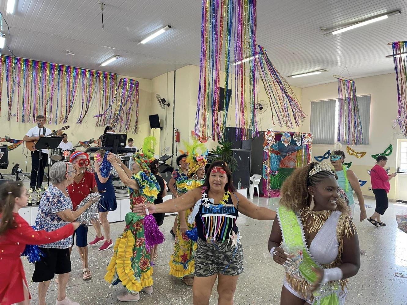 Tarde Festiva no CCI: Melhor Idade Abre Carnaval em Cordeirópolis com Alegria e Cores