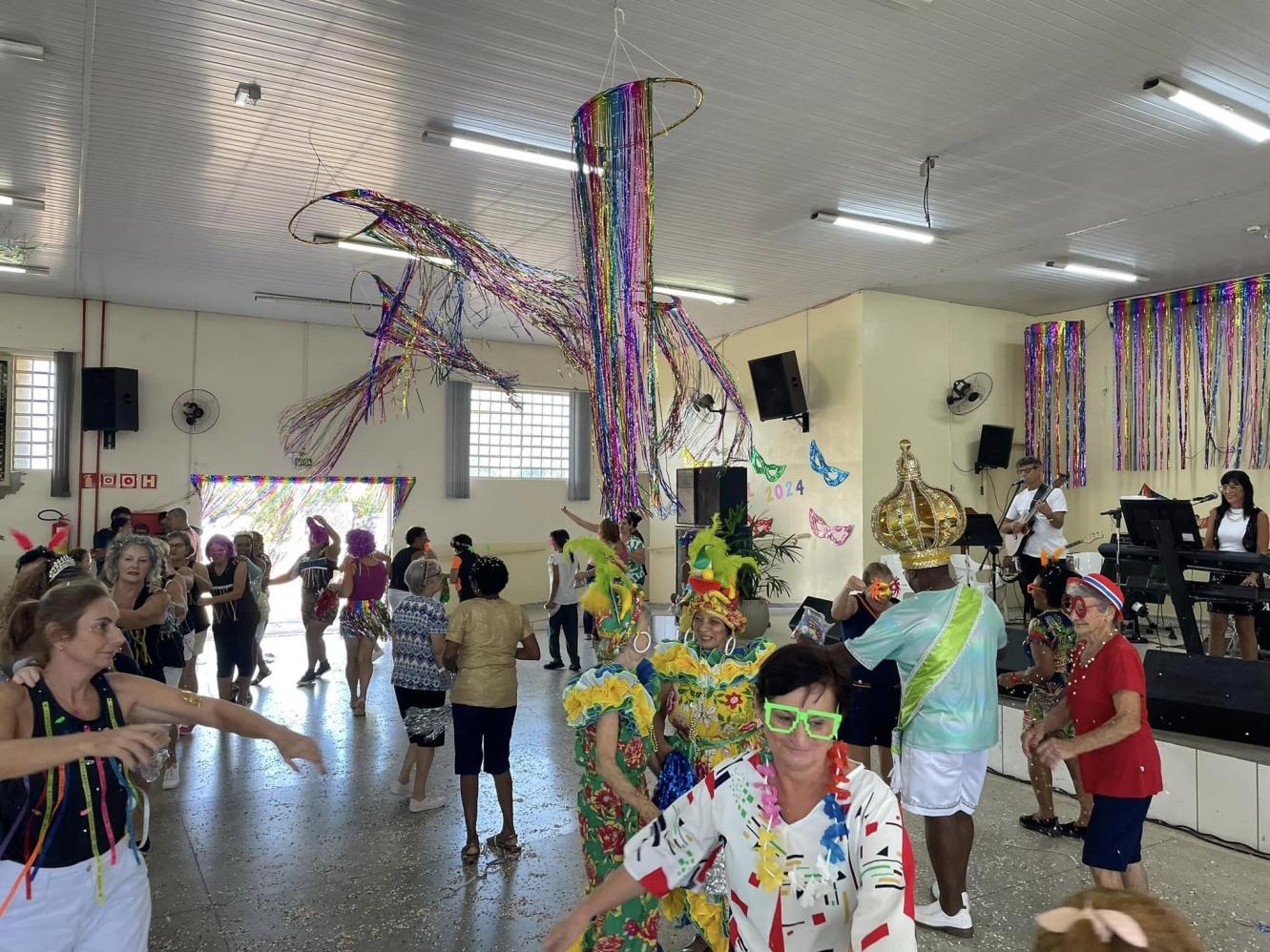 Tarde Festiva no CCI: Melhor Idade Abre Carnaval em Cordeirópolis com Alegria e Cores