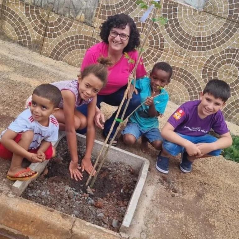 Engenho Velho e Santa Rita recebem plantio de 60 mudas de árvores