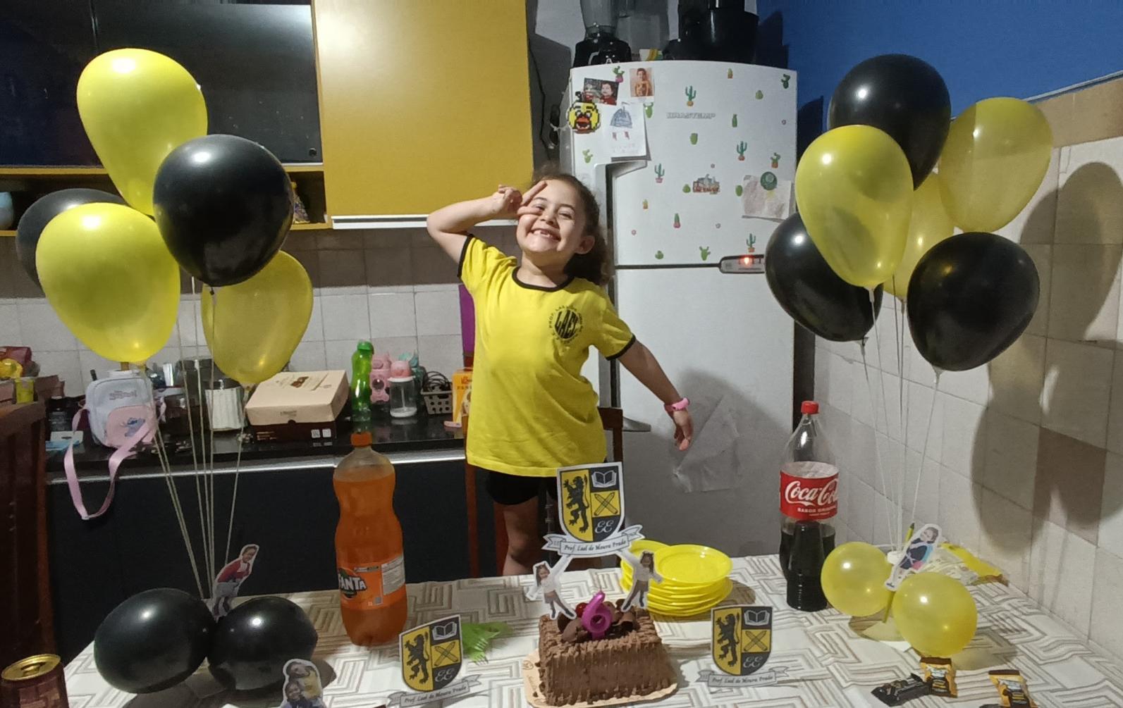 Menina surpreende mãe e escolhe escola estadual como tema para festa de 6 anos de idade
