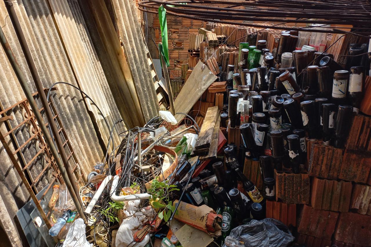 Acúmulo de inservíveis em casa no Nova Conquista em Limeira desencadeia limpeza compulsória