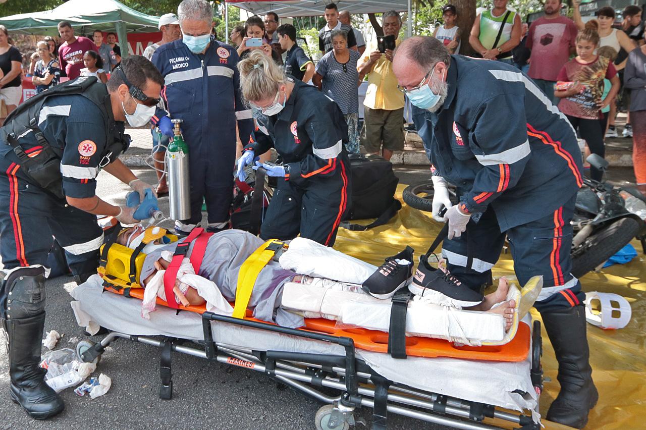 Ação educativa em Limeira simula acidente de trânsito com motocicleta