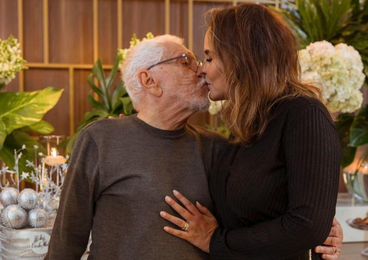 Carlos Alberto de Nóbrega comemora 88 anos em grande estilo e ganha beijão da esposa Dra. Renata de Nóbrega