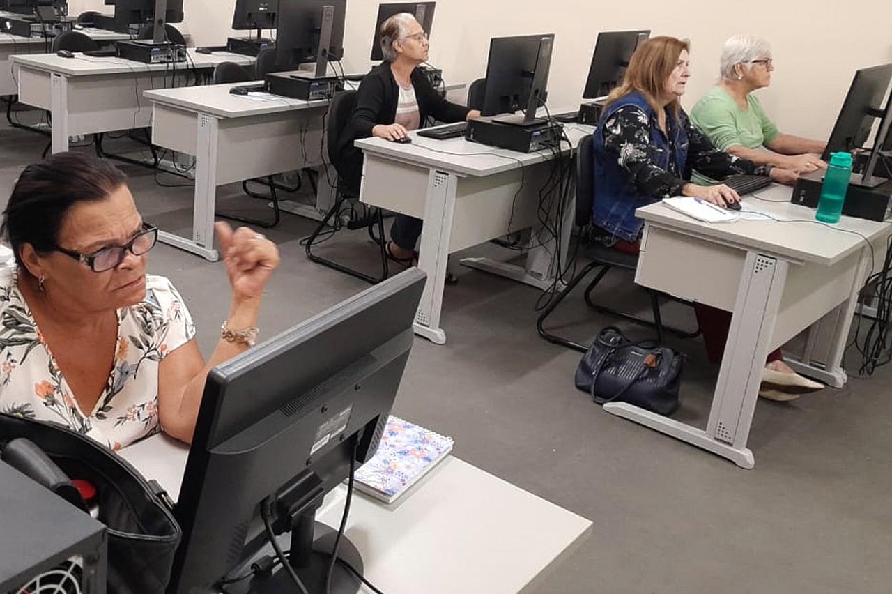 Prefeitura de Limeira oferece curso gratuito de Informática e Smartphones para idosos