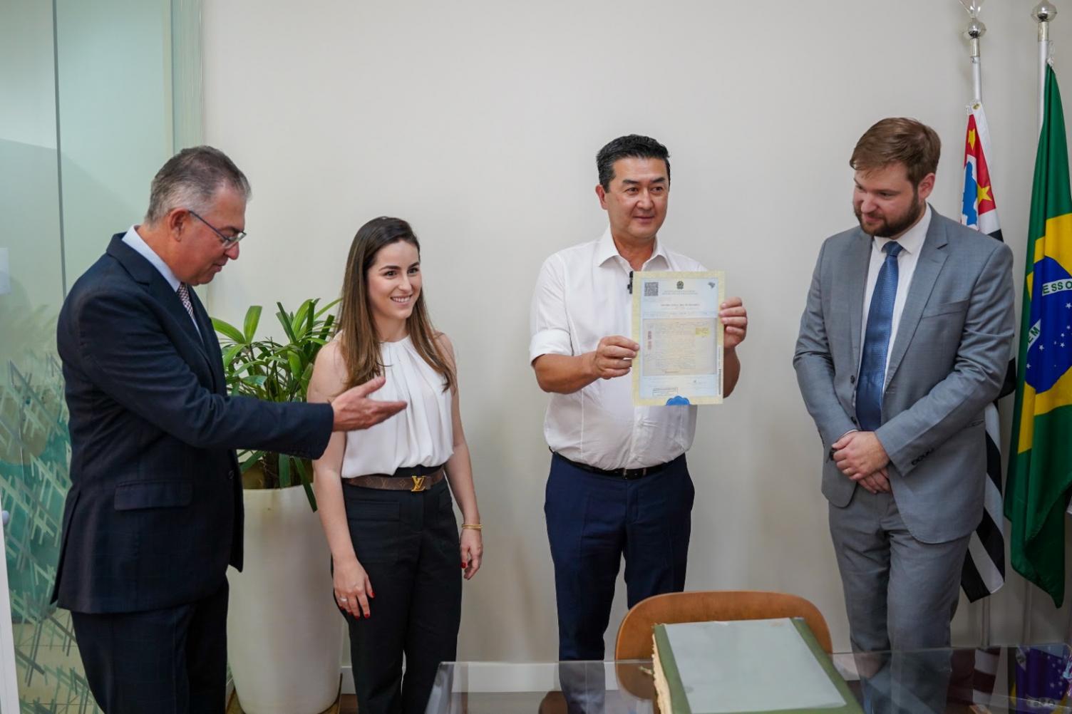 Santa Casa de Atibaia assina convênio para emissão de registro de nascimento