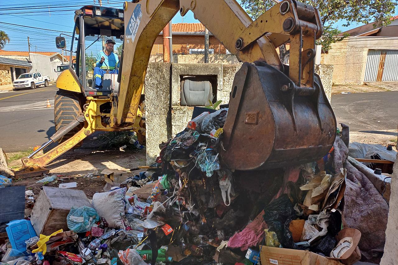 Prefeitura de Limeira deflagra operação de limpeza compulsória em casa na Vila Santa Lina