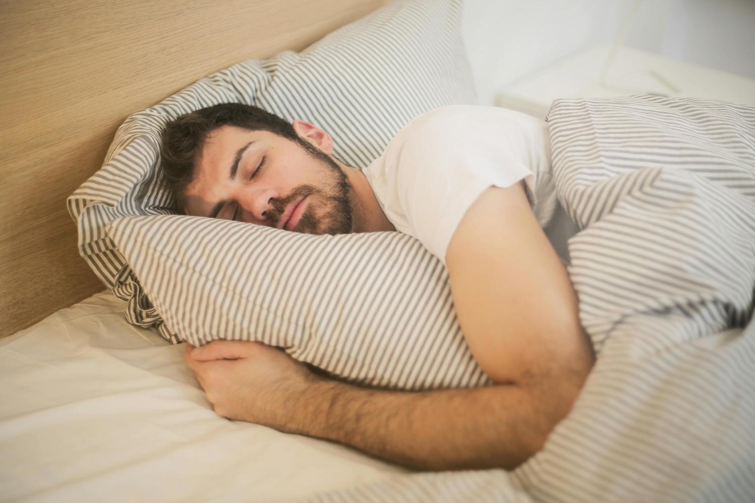  Dormir com ventilador ligado pode desenvolver doenças, alerta especialista